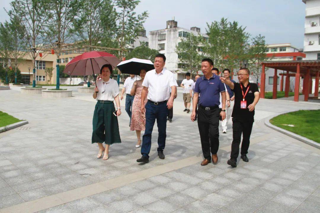 王文胜副县长来腾蛟第一幼儿园腾蛟实验小学调研工作