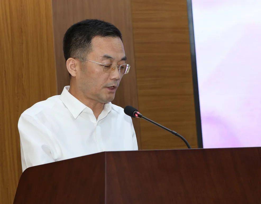 富平县县委常委,常务副县长景军荣大会交流发言会议指出,相对集中行政