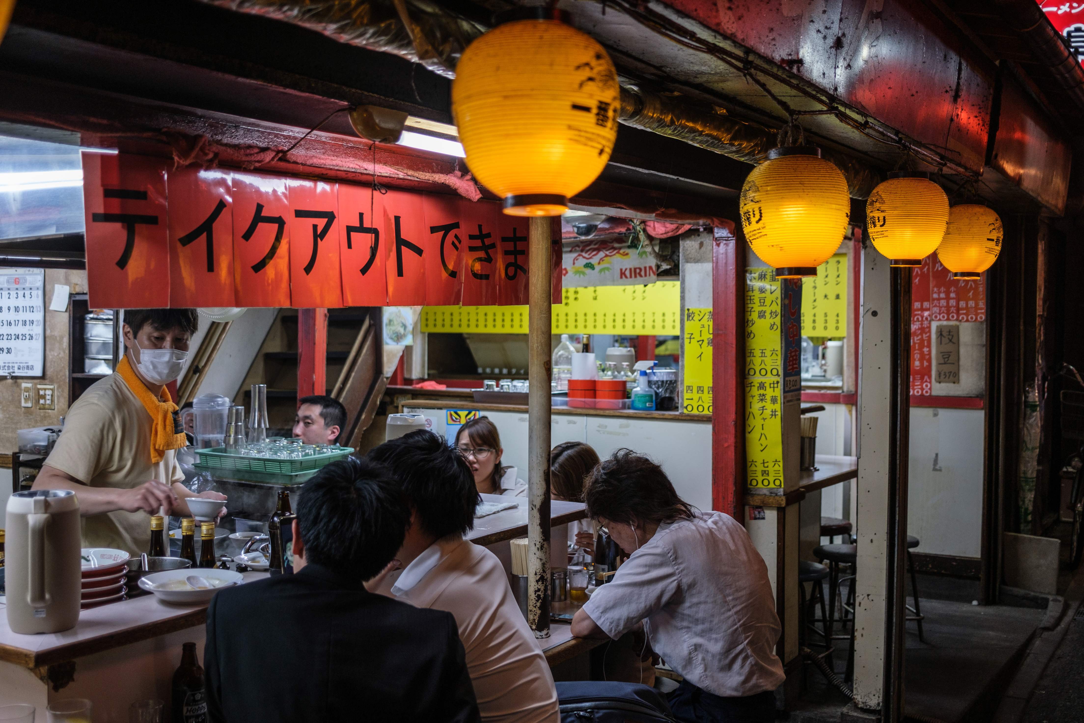 6月24日,人们在日本东京新宿的一家街边餐馆吃饭.