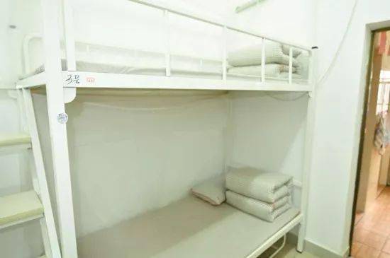 宿舍6-8人一间,有空调,有卫生间增城香江中学(全寄宿)住宿条件:宿舍6