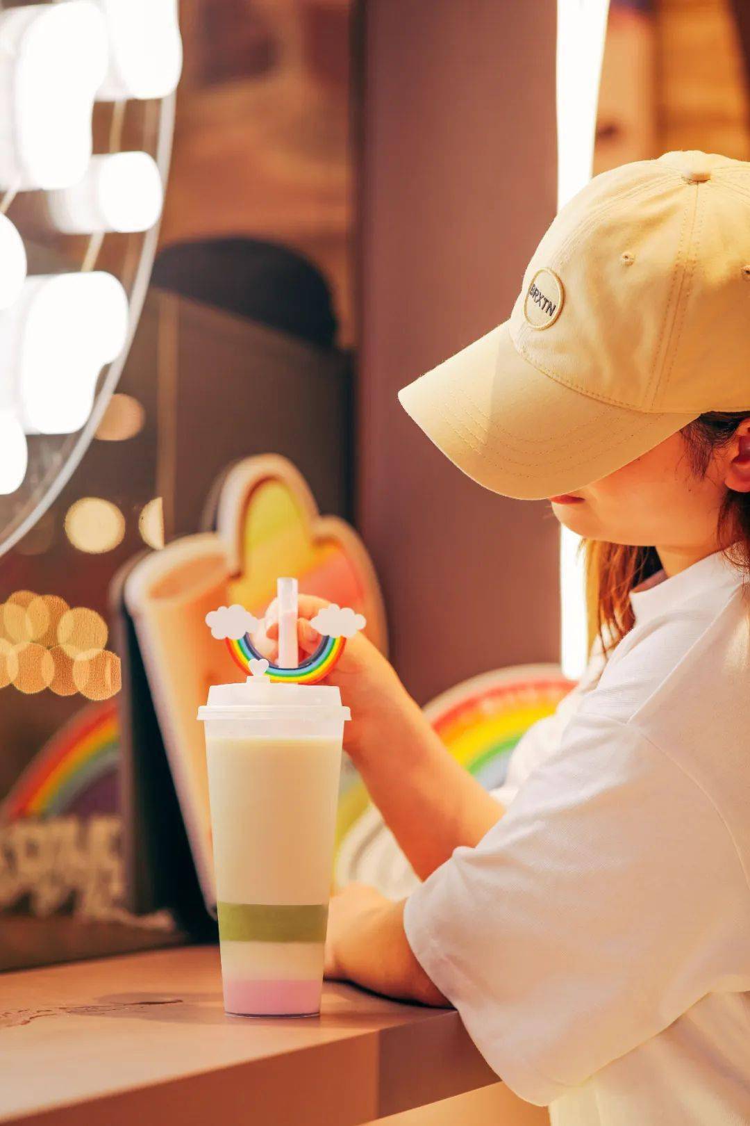 吸管戳到底,一下子就能吸溜上来三层奶冻,入口即化!