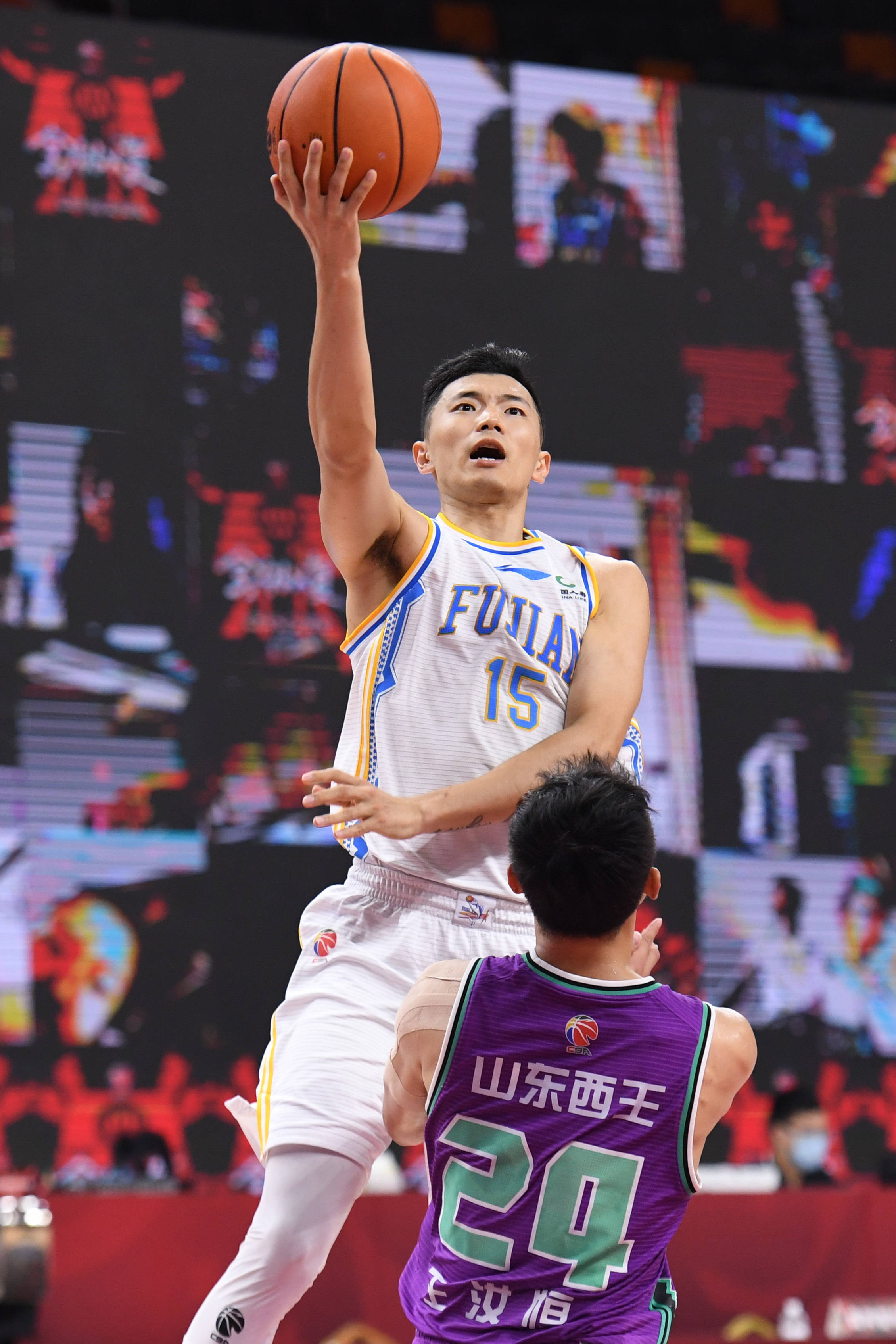 照片,东莞(广东),2020年6月25日 6月25日,福建豹发力队球员陈林坚(左)