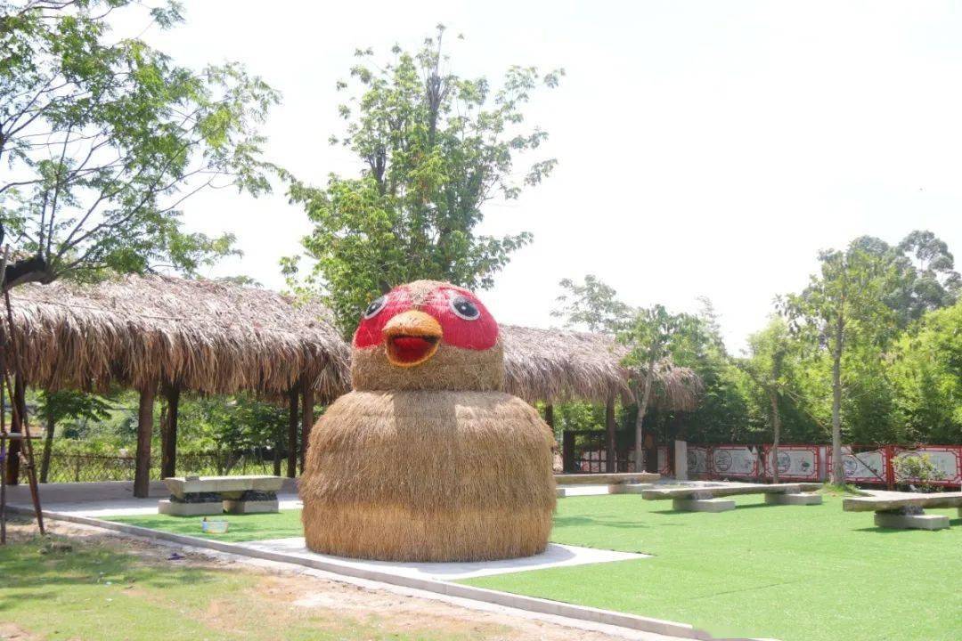 端午海沧又添新去处超大草垛金字塔稻草人真人cs简直太火啦