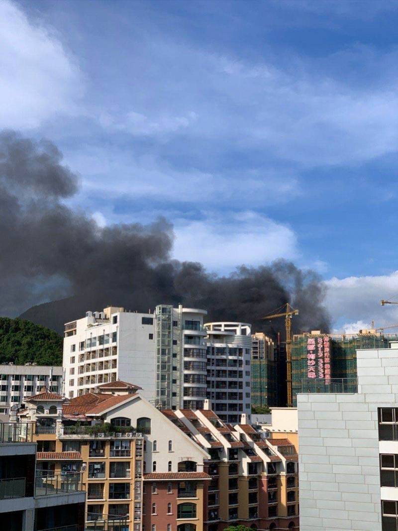 深圳一在建楼盘工地室外堆放的建材起火,浓烟滚滚,消防扑灭明火