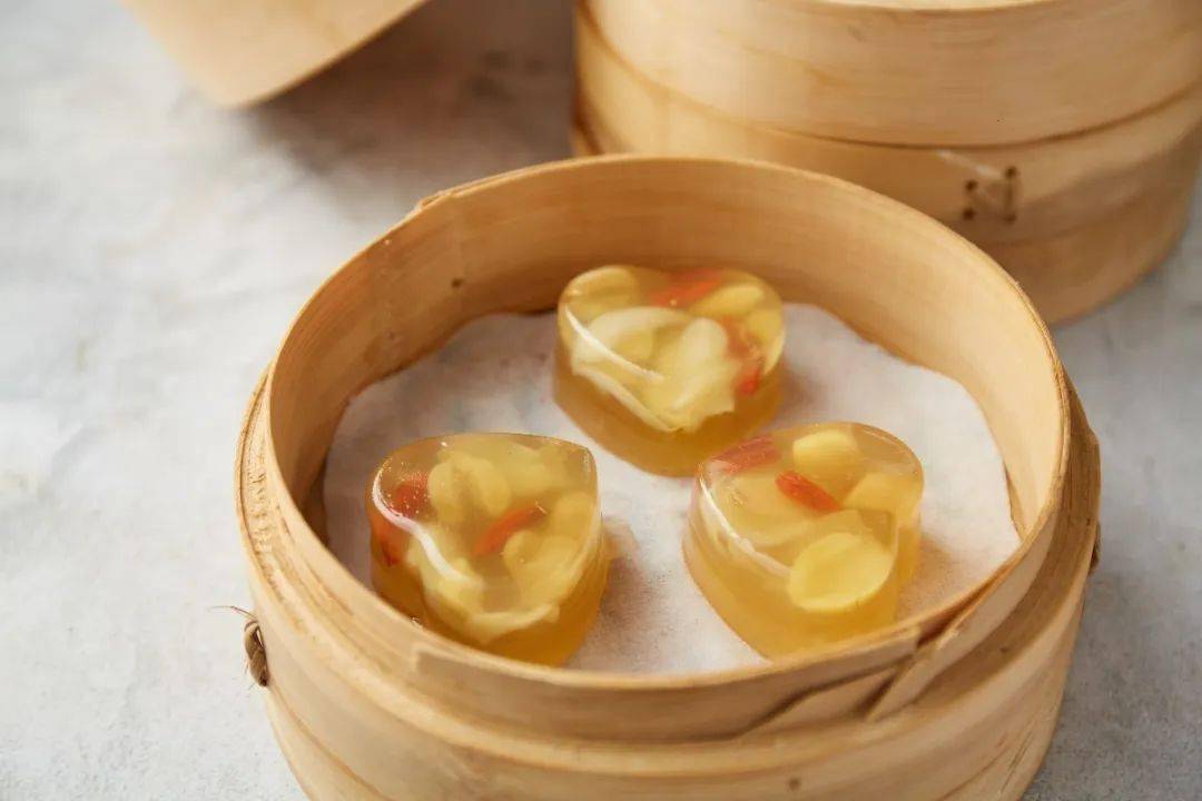 莲子百合糕 一口嫩绿,一口润白 莲子百合糕看起来像果冻一样 吃起来