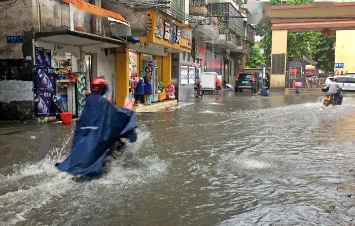 暴雨来势汹汹连州市中心老城区一低洼地方出现水浸街情况