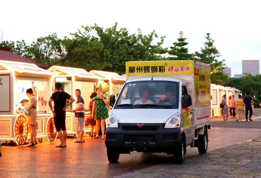 一出现就吸睛十足这款量身定制的螺蛳粉摆摊"神车"一车可以满足煮粉