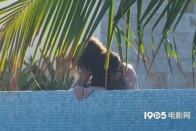 甜茶与新女友艾莎泳池戏水表情甜蜜寸步不离