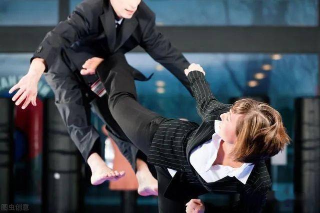 美女下夜班遇流氓抢劫一脚踹断其根部致死要负法律责任吗