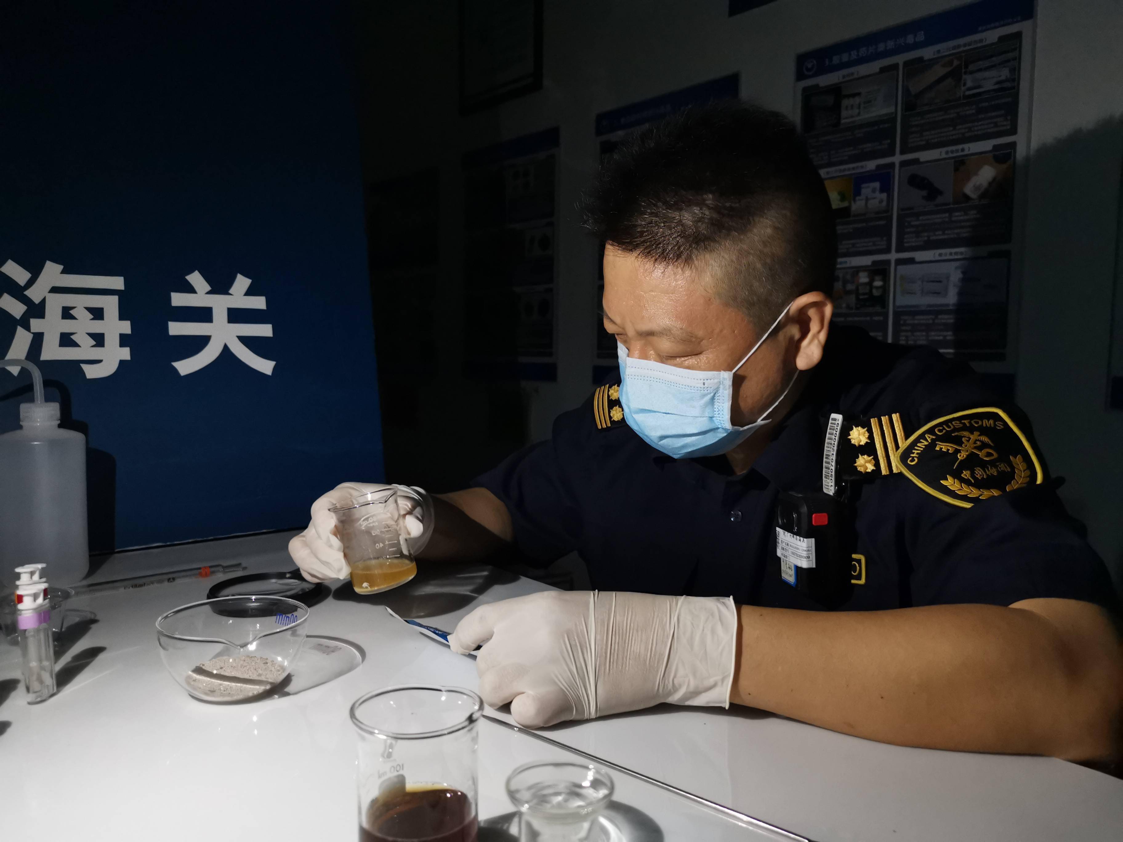 邮包的邮车纷纷运抵广州航空邮件处理中心,3台大型分拣机正在高速运转