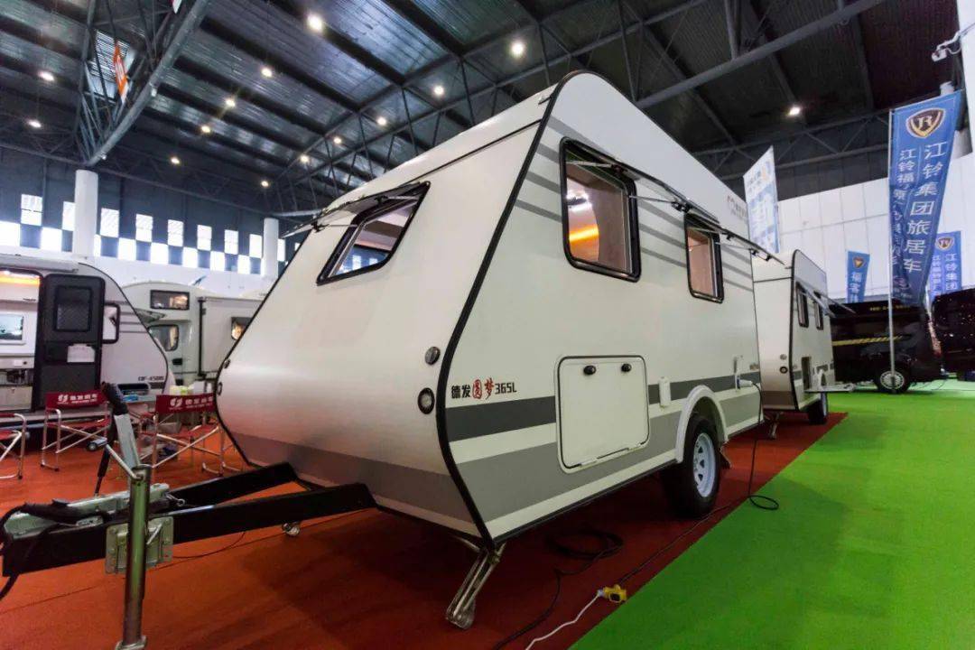 展会第二日德发圆梦365l拖挂房车最简单的方式圆最大的梦想