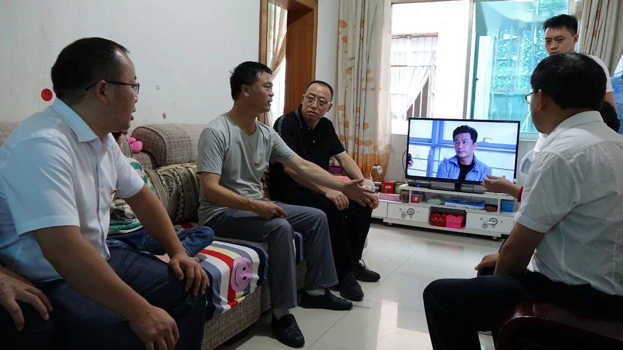 朱家道一行首先来到家住土城矿半坡改造房16号15栋二