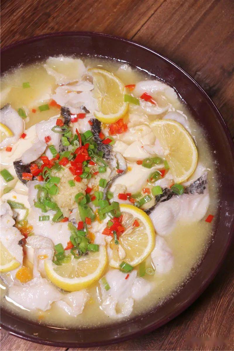 豆花和柠檬鱼的组合,小编个人第一次试感觉是蛮出彩的软滑的豆花和