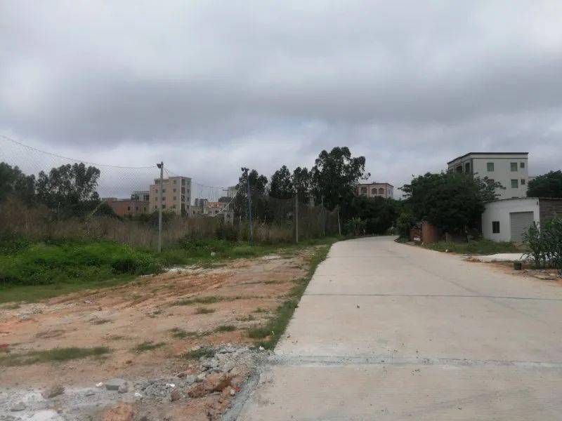 地块现状宗地图据公告文件,该地块位于吴川市大山江街道国道南分洪