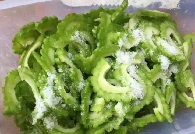 原来苦瓜这么苦都是因为这个东西只要去掉就好了