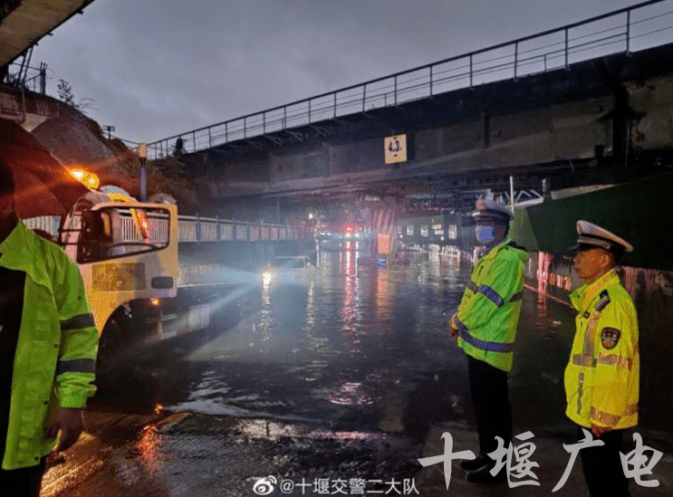 十堰暴雨图片