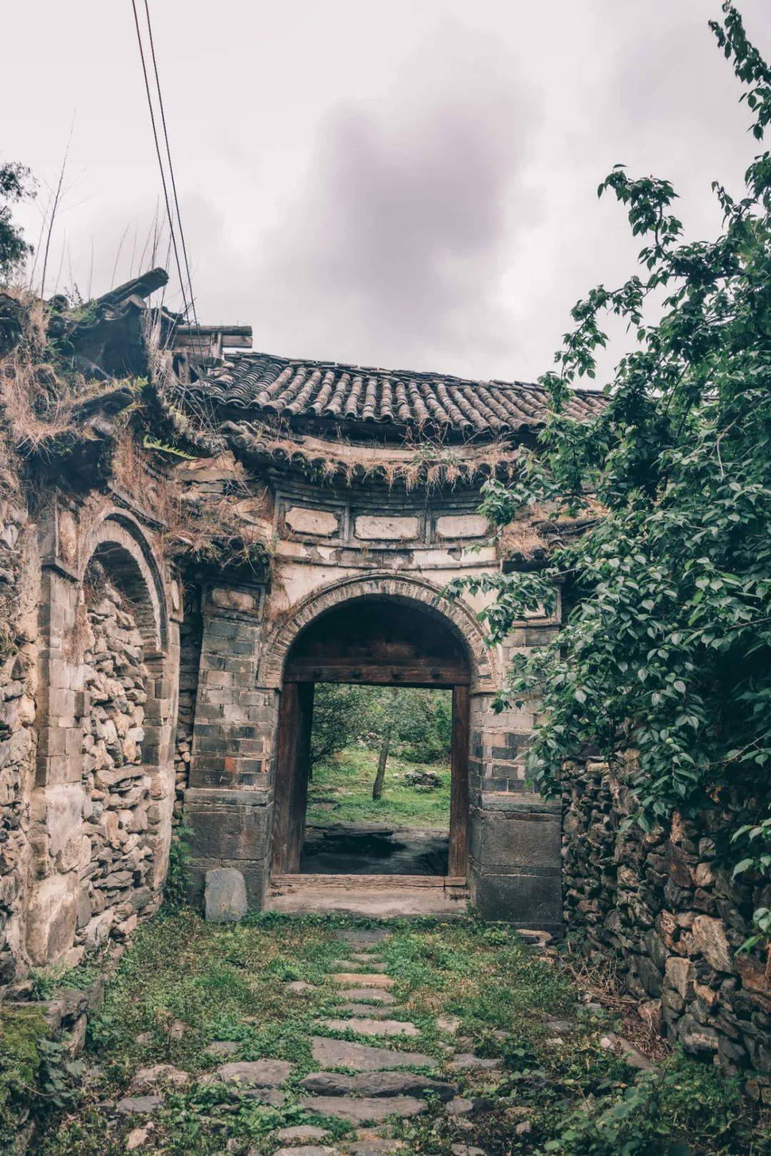 凤羽有一个大涧村,它是具有传统白族合院民居风格的古村落.