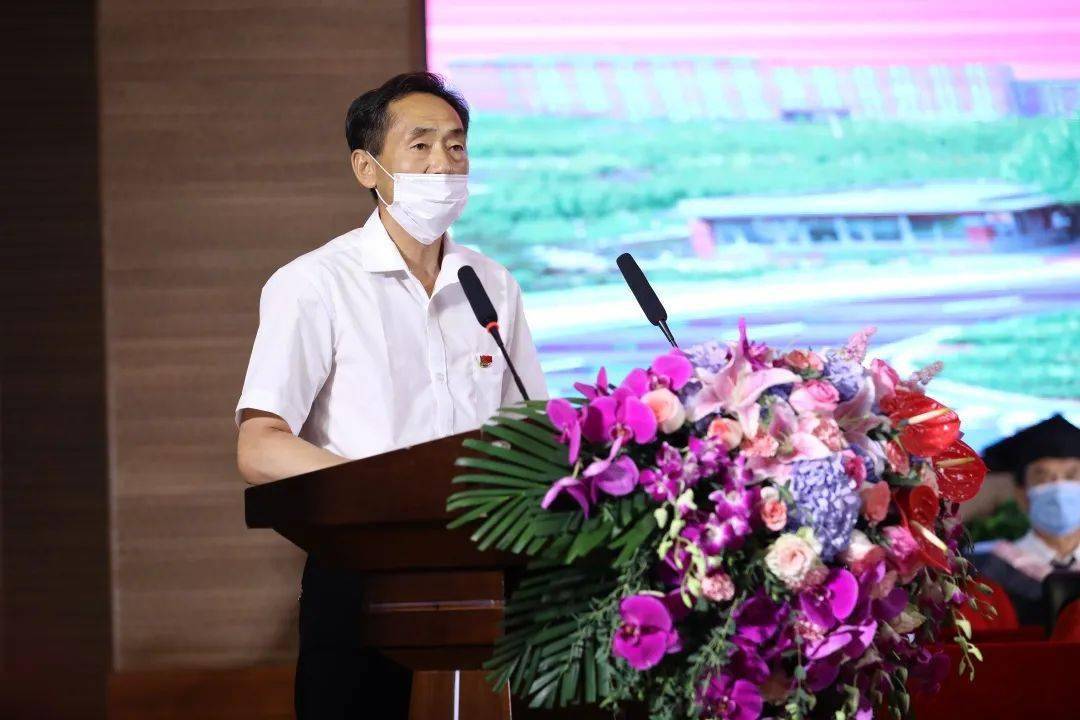 校长姜茂发以《同汇相随四载 谱写青年华章》为题,作重要讲话.