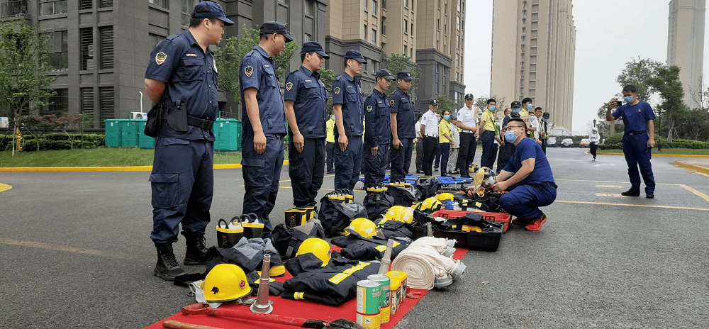 蘇南萬科物業印象花園參與演練人員有序啟動應急預案並迅速通知消防