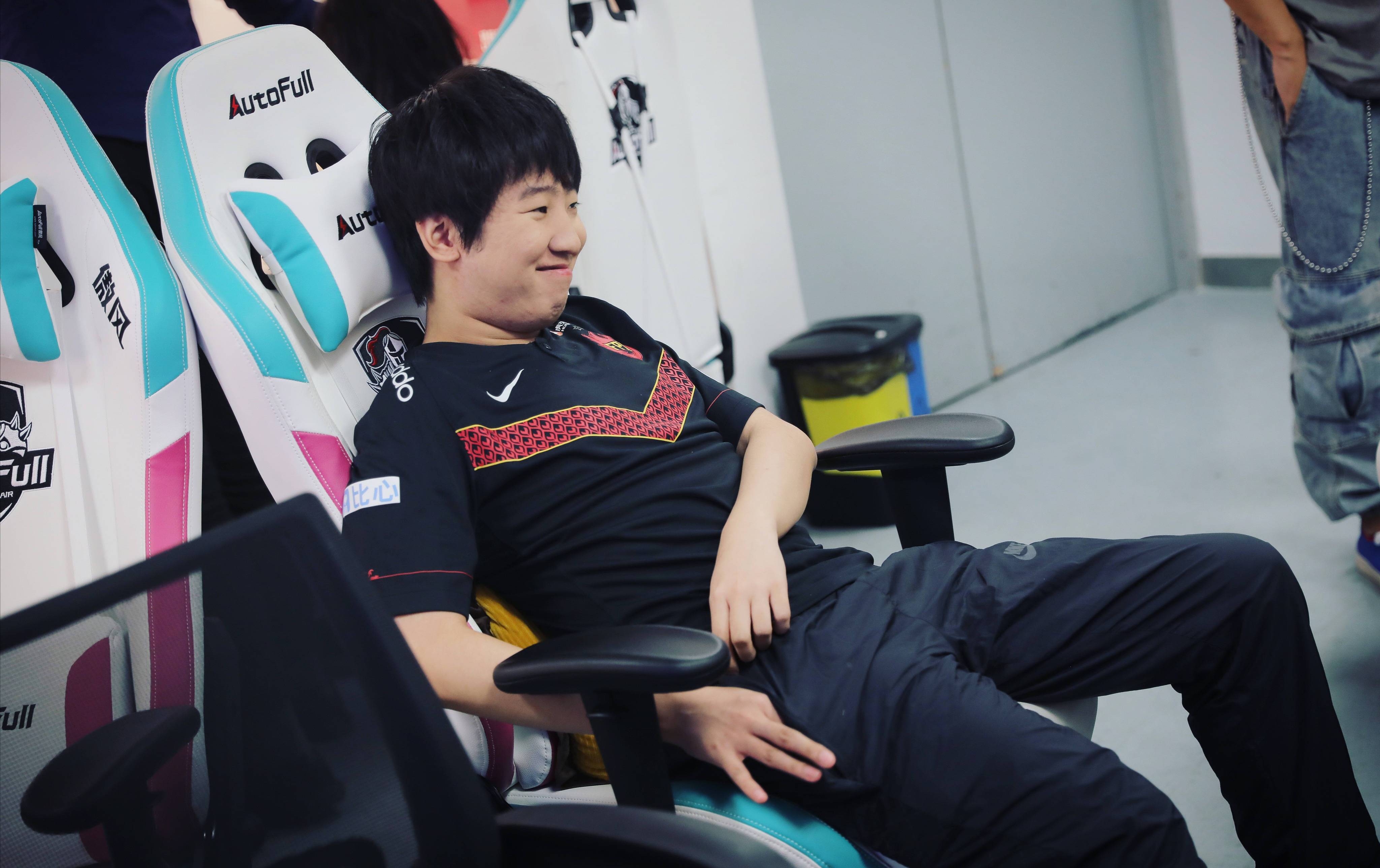 fpx全员做出改变硬币哥转型传统中单可汗渐变贡具人