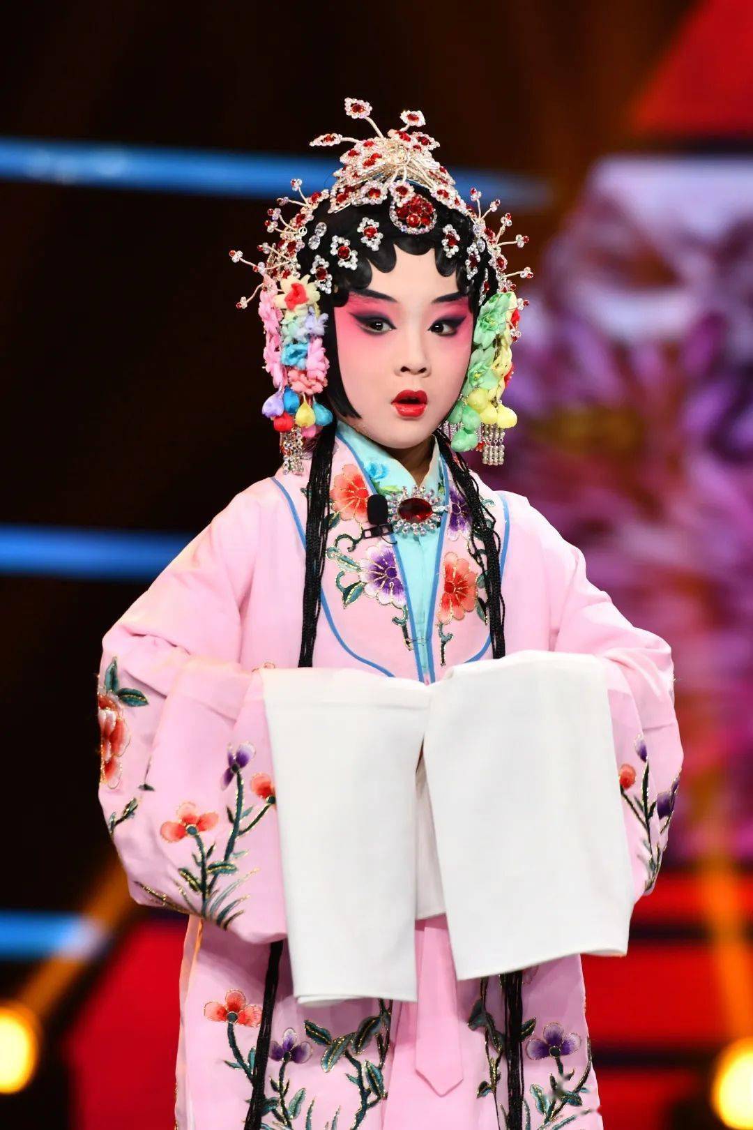 不好看舞台上的小梓萱活泼可爱童言无忌让人捧腹爸爸给谁请假呀一句话