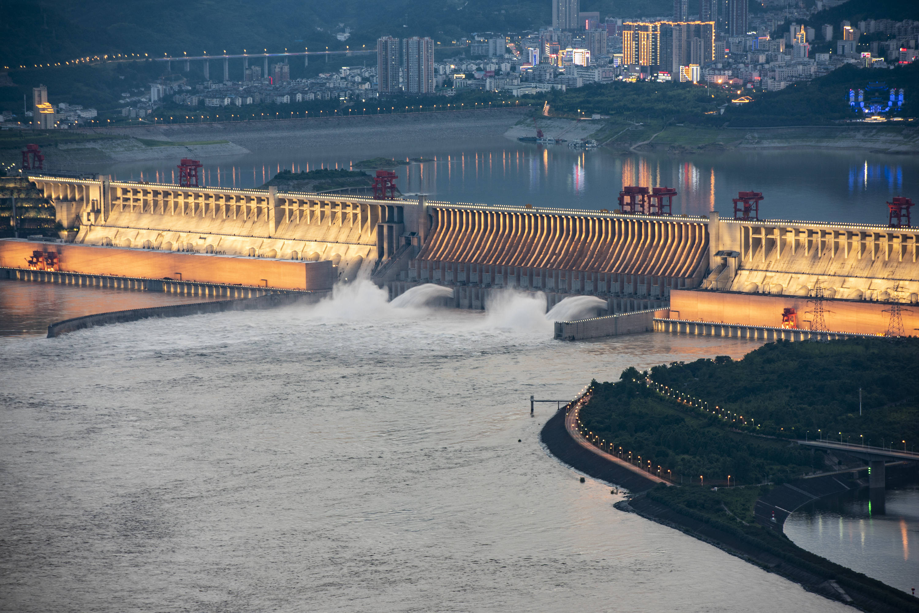 三峡工程今年首次泄洪 近期或迎新一轮洪水