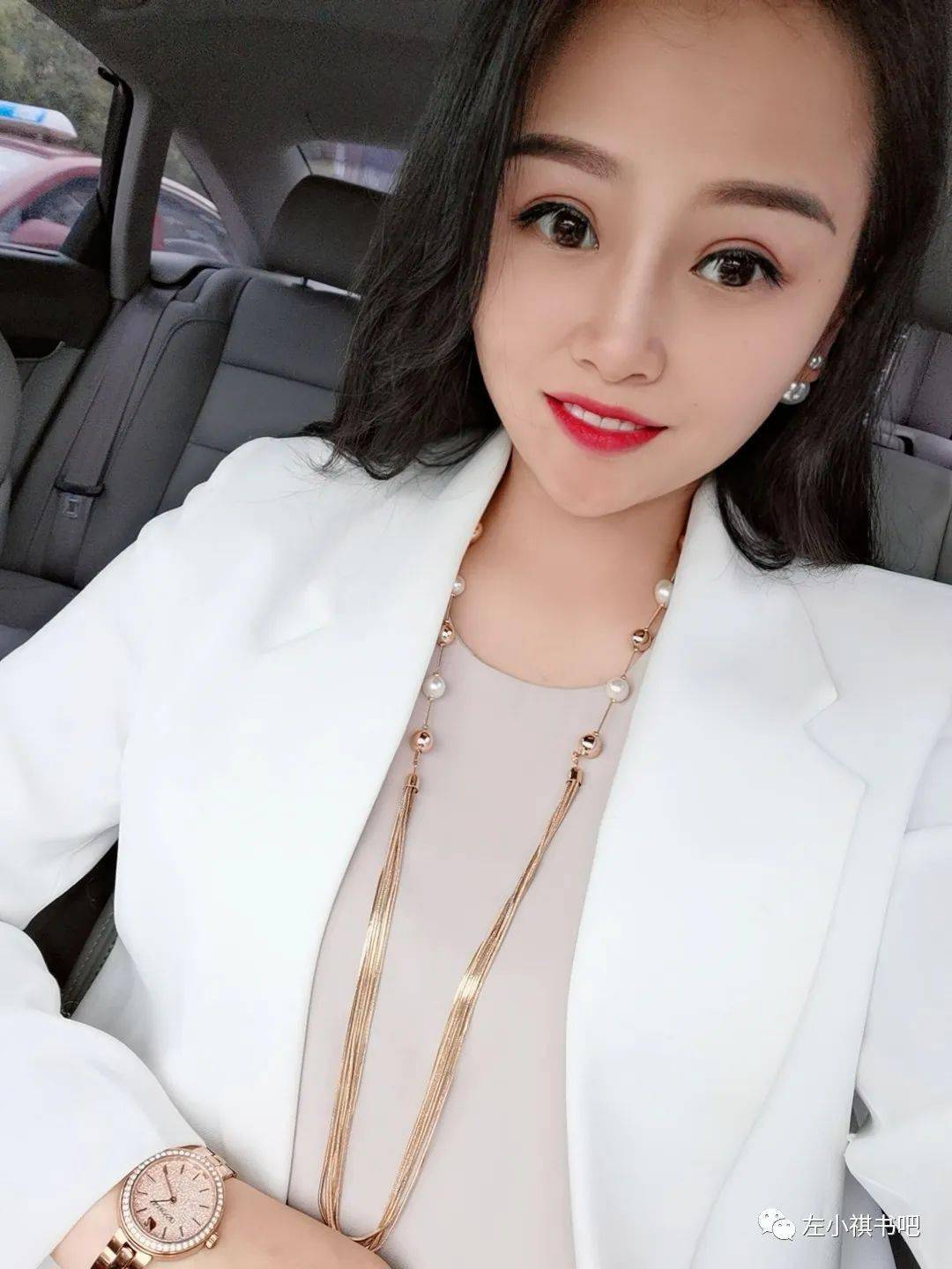 理了光头的女孩依旧笑颜如花