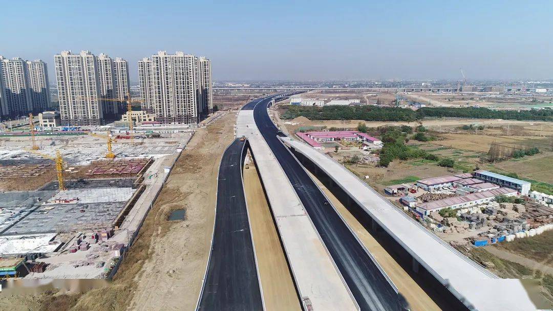 它起自搬迁后的常合高速北互通,跨越常合高速公路,与204国道交叉,下穿