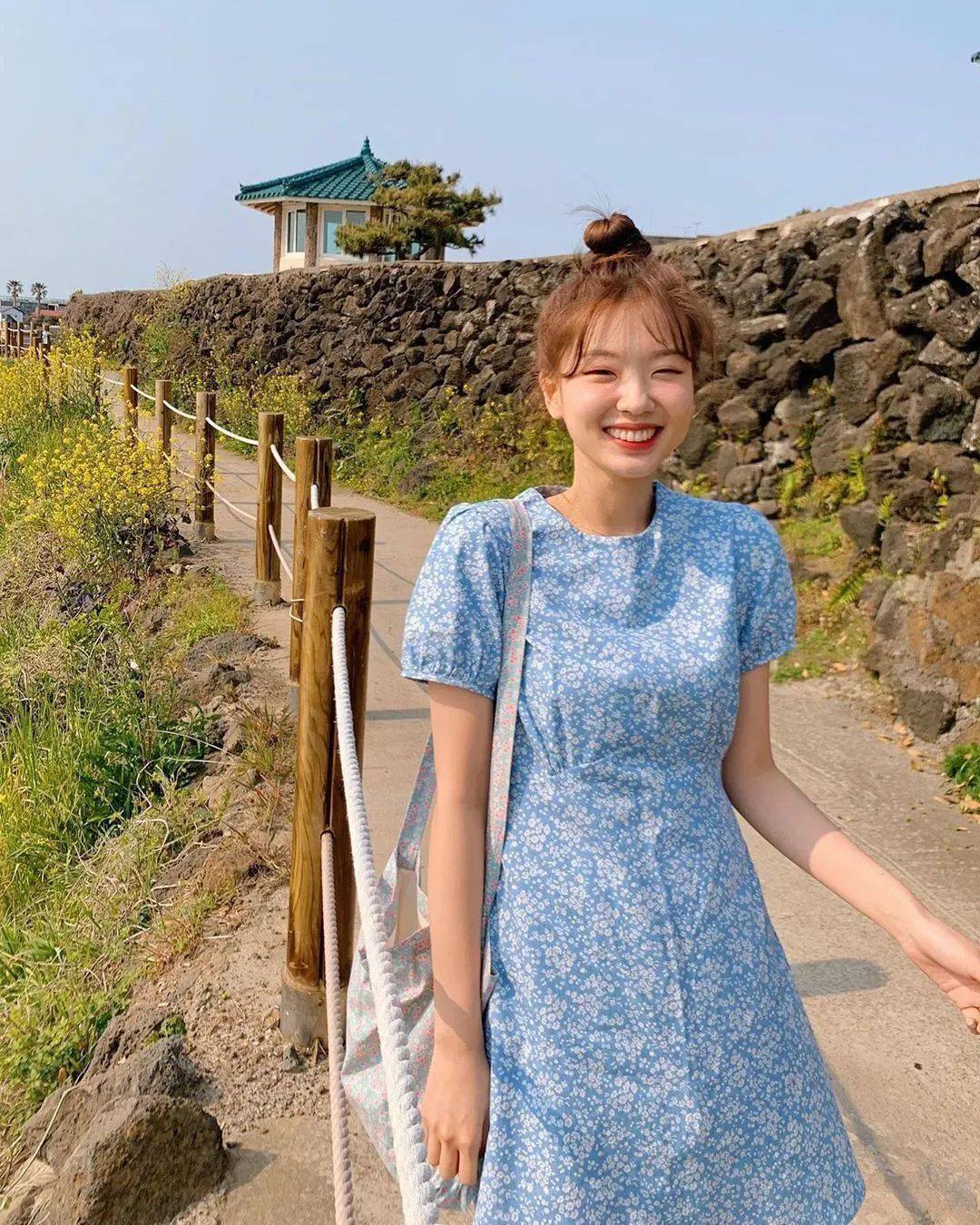 满分治愈笑容单眼皮圆脸韩国博主示范清新夏日穿搭