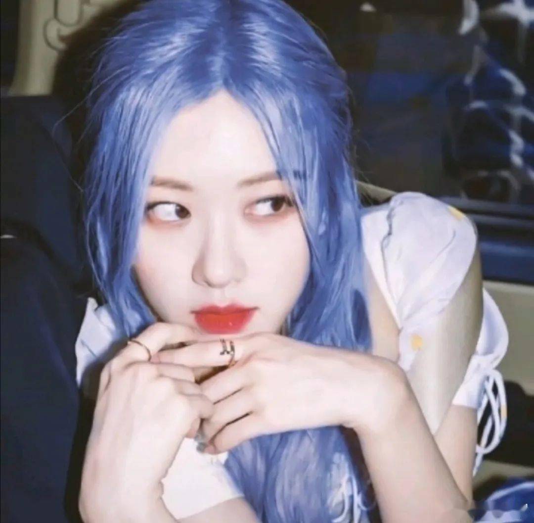 个人觉得rose这回最美的是雾霾蓝发色造型,加上脸上厌世伤的扶持,这