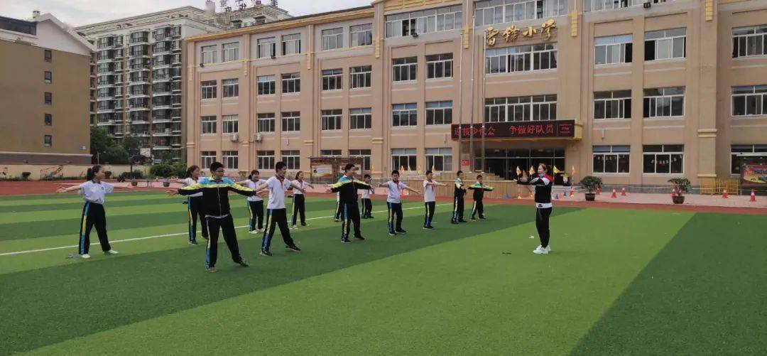 建设小学红旗教育集团东风小学长征小学班与班固定距离20米以上;体育