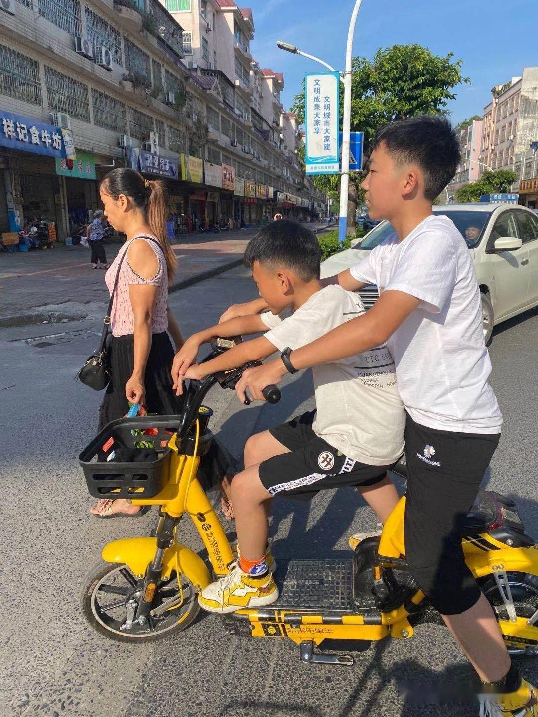 被电动小黄车改变的英德乱停乱放和超载现象以及更多