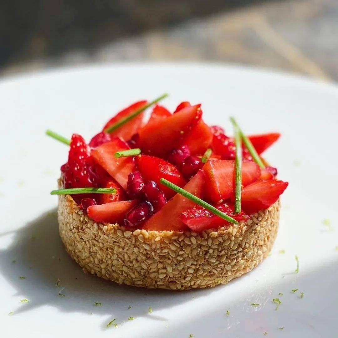 口味与造型都同样重要,艺术性的摆盘可以将甜点与餐盘,巧妙结合,达到