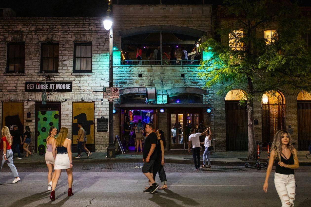 5月23日,得州奥斯丁一条酒吧街上的行人 图据《华尔街日报》