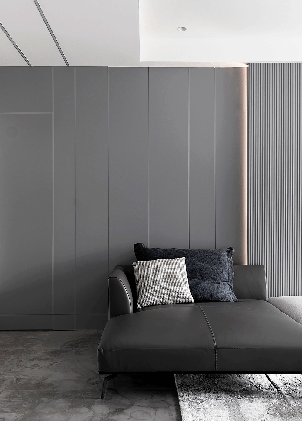 餐厅墙面白色护墙板隐藏着客卫与书房的入口,嵌入式高柜又为西厨隐藏