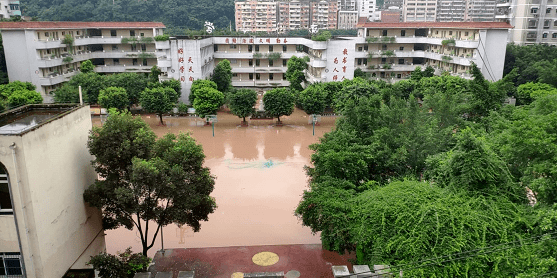 洪峰过境綦江多处涨水暴雨洪水致綦江所有小学期末考试延期