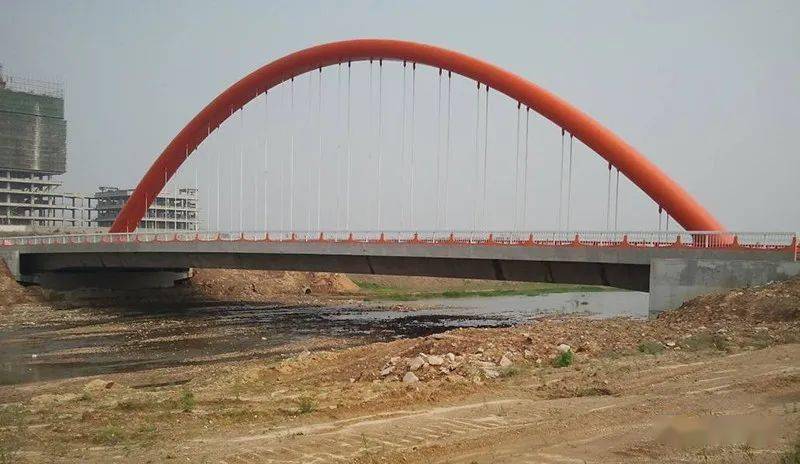 营口经济技术开发区滨湖路单肋拱桥全长116m,宽29m,跨径布置为8 100