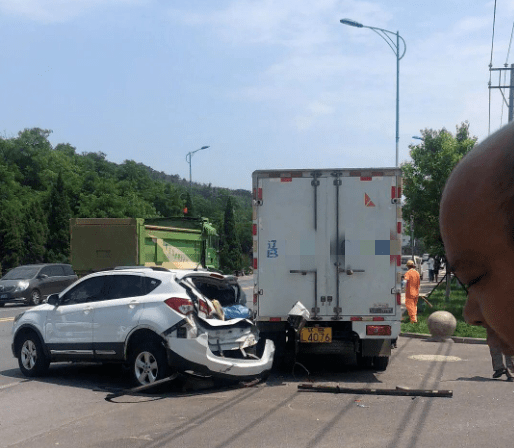 今日,旅顺三车相撞,宝马,本田suv惨不忍睹,营顺路上发生车祸