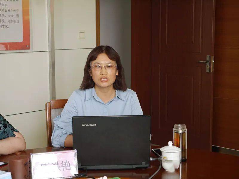 党课中,庄洪艳老师以《不忘初心,牢记使命——为实现新时代党的历史