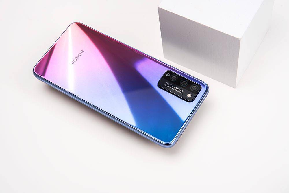 荣耀30青春版提供幻幻夜黑,绿野仙踪,夏日彩虹,幻镜银四个颜色,我们手