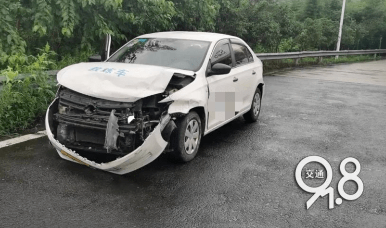 浙江一教练送考完科目二的学员回家,结果自己"翻车"了