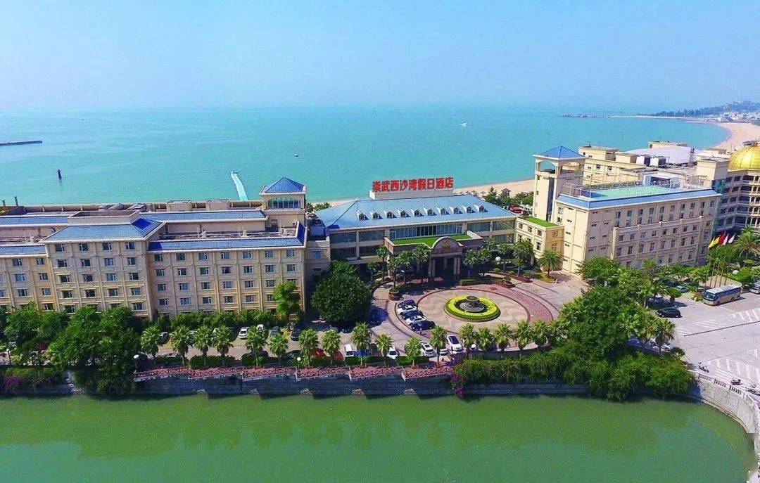 泉州崇武西沙湾假日酒店位于著名"中国魅力古镇"崇武海滨风光,距国家