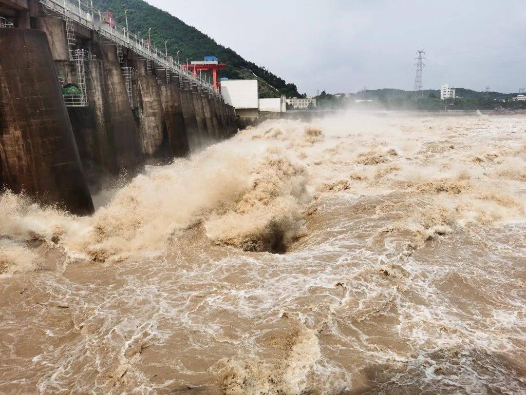 今年最大洪峰来袭钱塘江流域全线封航