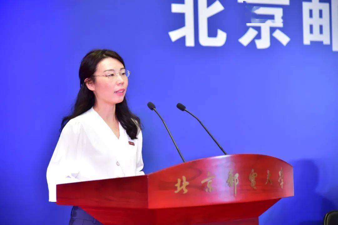 信息与通信工程学院李曦教授代表全体教师发言,她通过"点赞"和"比心"