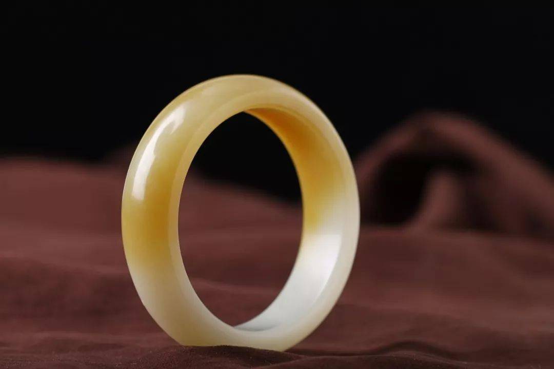 糖玉内部主体部分分为白玉或青玉,因受浸染的程度不