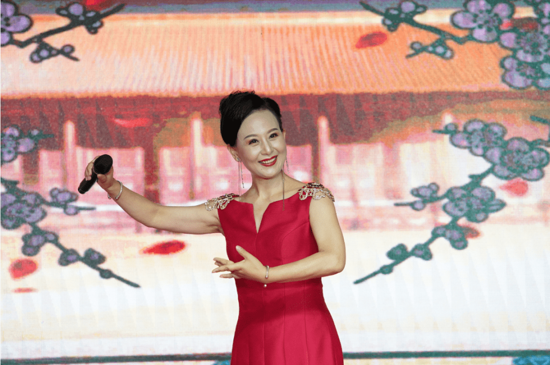 让我们充分领略了黄梅戏的魅力老师婉转动听的歌声也是我们学校的特色