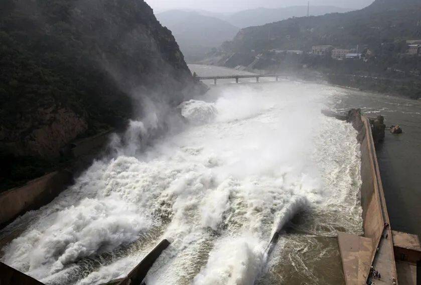 气势磅礴三门峡黄河大坝开闸泄洪