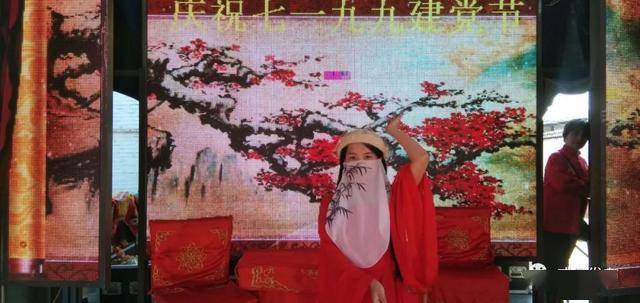 威县冯庄乱弹剧团走进西河洼村开展庆七一演出