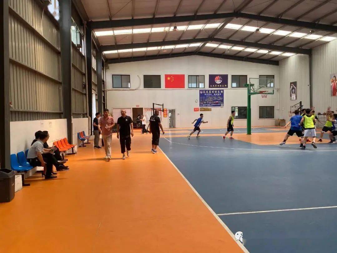 球馆内,焦作市业余篮球学校校长董天恩及孟州市教育局副局长郭永涛