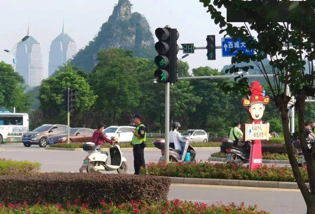 红绿灯处发现,现场确有交警在指挥道路交通,并且示意非机动车及电动车